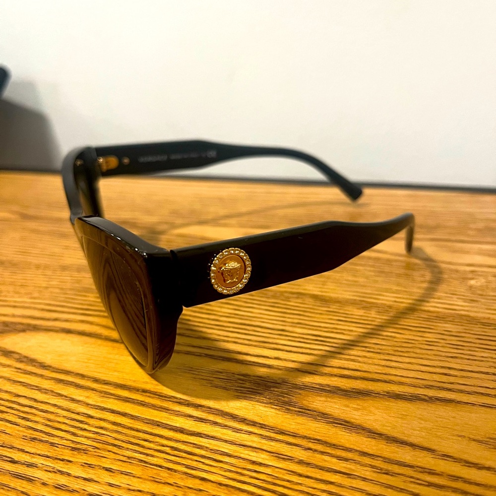 New Versace sunglasses only worn a few times